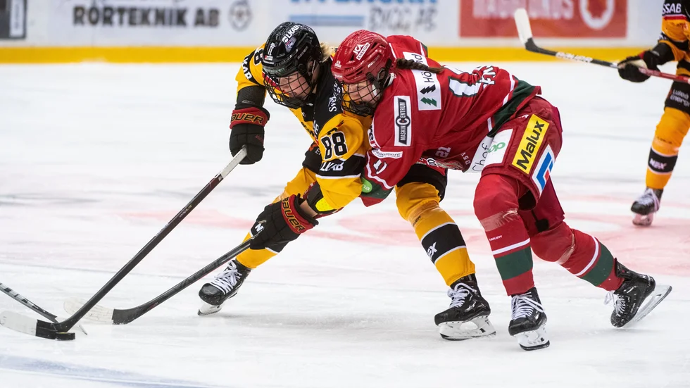 Ronja Savolainen och hennes Luleå Hockey/MSSK möter Modo på bortaplan när semifinalspelet inleds under tisdagskvällen.