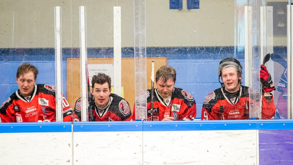 Ludvig Stenvall, Tommy Wargh, Jesper Ylivainio och Petter Mäkitalo i Piteå Hockeys utvisningsbås samtidigt. Lite trångt, men inte så farligt tyckte Wargh. "Vi hade en bra stund där inne", skrattade veteranen. 