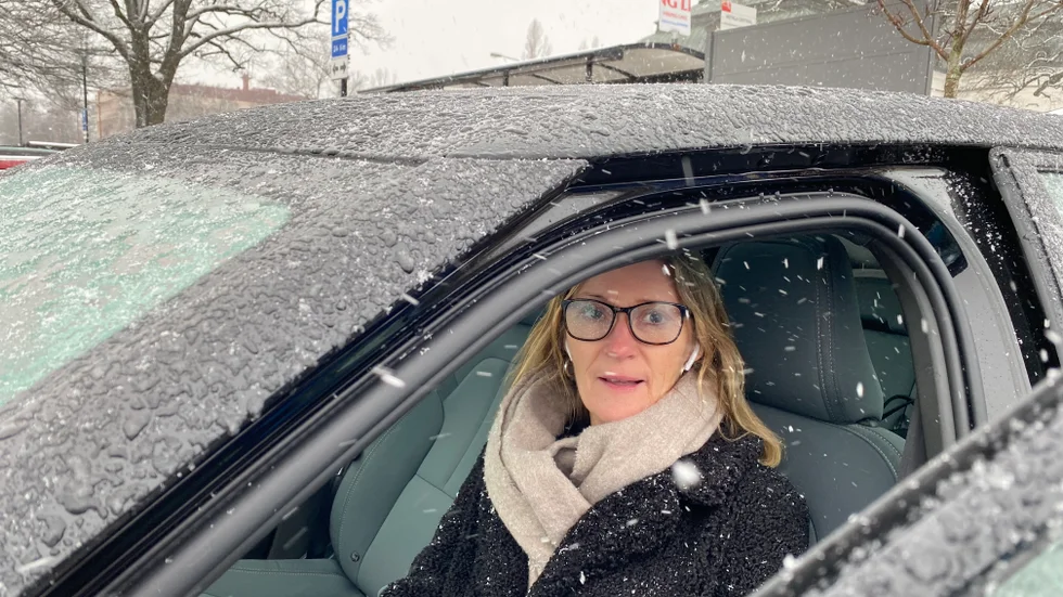 Camilla Serrander pendlar dagligen med tåget till Linköping och parkerar på pendlarparkeringen vid stationen.