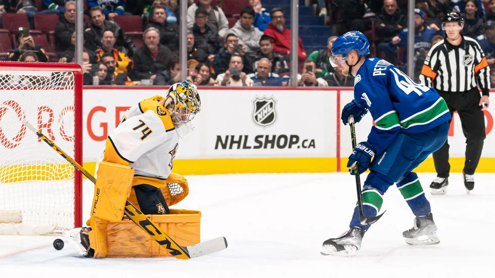 Vancouvers Elias Pettersson avgör matchen mot Nashville när han sätter straffen mot Juuse Saros.
