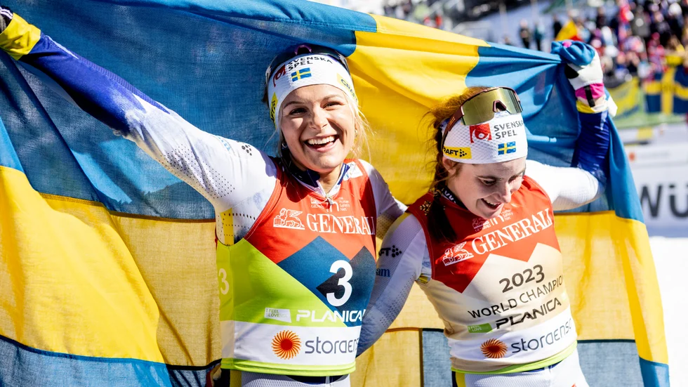 Frida Karlsson (brons) och Ebba Andersson (guld) efter damernas tremil under skid-VM i Planica.