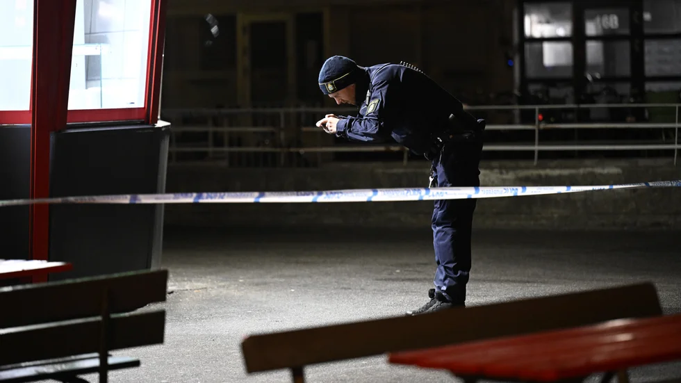 Polis på plats i Malmö efter att en man hittats knivskuren på fredagskvällen.