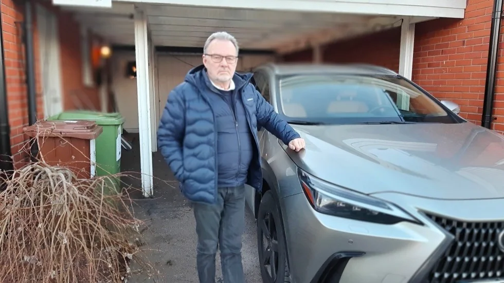 Tage Selsborg med sin Lexus NX450H, som han köpte inom loppet av en timme: "Det var ett smidighetsbeslut."