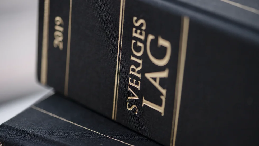 Förvaltningsrätten ger flickorna utreseförbud  med stöd av 31:a § LVU (Lag med särskilda bestämmelser om vård av unga). Om det finns påtaglig risk för att någon under 18 år förs utomlands eller lämnar Sverige för att könsstympas ska han eller hon få utreseförbud.