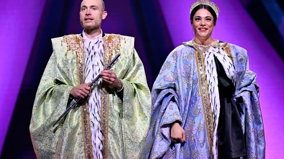 Programledarna Jesper Rönndahl och Farah Abadi presenteras som kung och drottning av Skåne när deltävlingen i Malmö inleds.