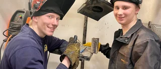 Linus, 18, fick jobb mitt i studierna – industrin nyanställer