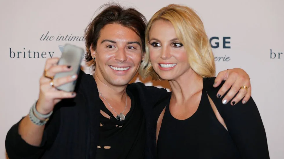 Donerar. Den norske kändisstylisten, tv-personligheten och bloggaren Erland Elias Bragstad tillsammans med Britney Spears vid hennes norgebesök. Bragstad blev utsedd till Årets Homo i Norge. Prispengarna donerar han till HBTQI-organisatonen Queersámit.