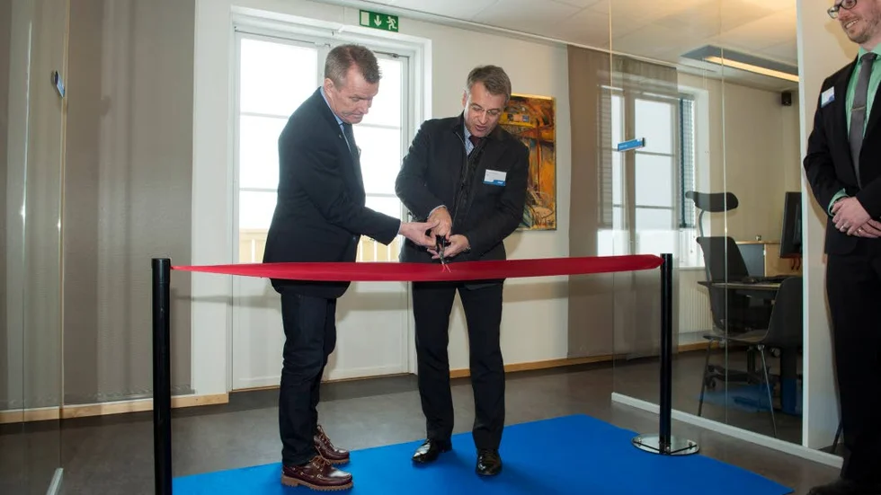 INVIGNING. Det var uppsluppen stämning på invigningen av SKF Solution factory i ­Kiruna. SKF:s koncernchef Alrik Danielsson fick med sig LKAB:s koncernchef Lars-­Erik Aro för att klippa band. Till höger Magnus Backe, ­lokal chef i Kiruna.