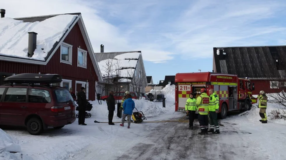 En villa på Saturnusvägen i Kiruna rökfylldes på lördagsförmiddagen. Men rådiga grannar larmade brandkåren och ingen eldsvåda uppstod.
