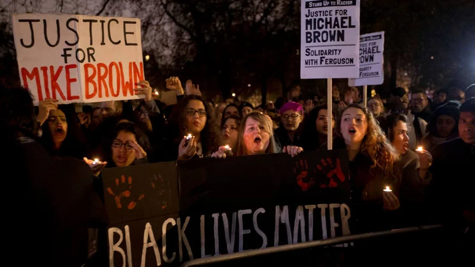 ORO I USA. Domen i Ferguson har utlöst protester i hela USA.