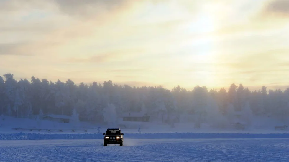 Isvägen till Sandön brukar vara den första som öppnas och så blir det även denna säsong. Från och med onsdag 3 januari är vägen öppen för biltrafik med maxvikt två ton.
