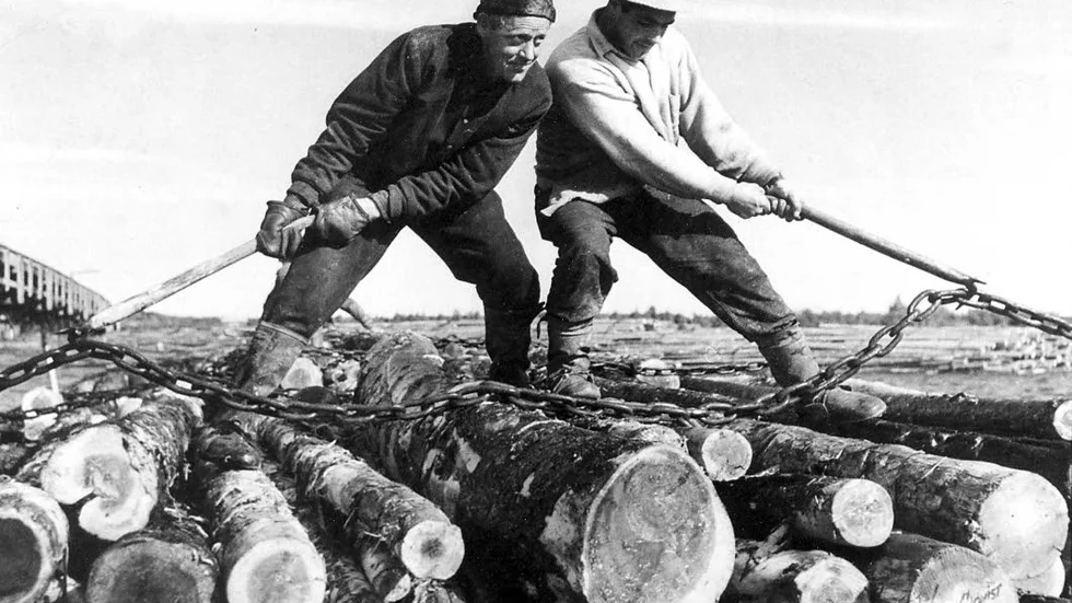 Flottare. När Eyvind Johnson på 1930-talet reste runt 
i Norrbotten inför ”Romanen om Olof” beskrev han insteget 
i flottarlivet hur han ”gick i ett rus av klara ljud, timrets bruna glans och de blånande byarna. Nu har jag börjat”. Han skriver också hur han mötte flottningsarbetarnas berättarkonst.