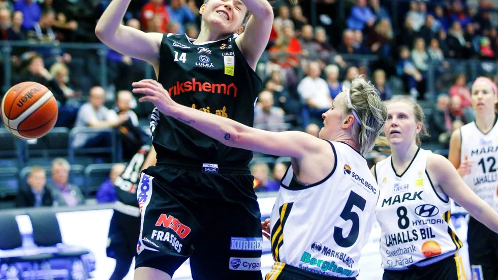 Aj, aj Vesterberg. Luleå Baskets stjärna Josefin Vesterberg skadade knäet i bortamötet med Visby och tvingades avbryta matchen.
