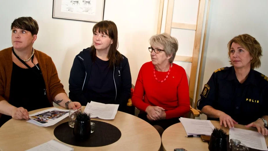 Polisen och kommunen ska göra medborgarlöften utifrån vad som är viktigast för Kirunaborna för att öka tryggheten. Från vänster: Therése Forslund, områdespolis, Heidi Kari, folkhälsostrateg, Kristina Zakrisson, kommunalråd och Annette Koivuniemi, Lokalpolisområdeschef, Norra Lappland.