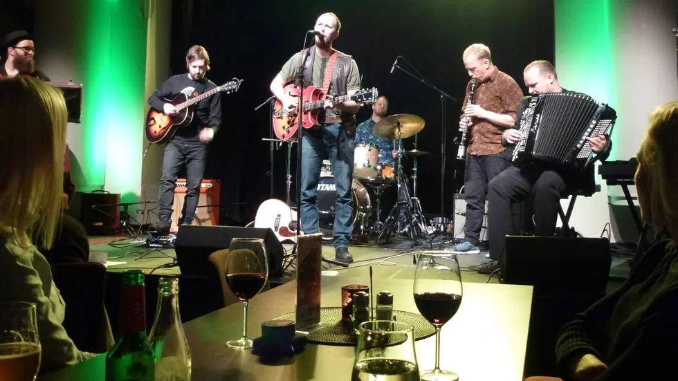 lokalpräglat. Johan Airijoki med sitt tillfälliga band under Luleåbesöket.