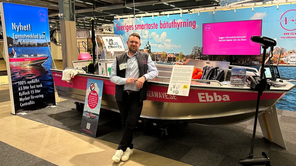 Johannes Jakobsson på Take a Wave framför båten Ebba. Hälften av intäkterna från båten, som kommer att ligga i Mariefred, kommer att gå till organisationen som hjälper familjer där ett barn drabbats av cancer. 