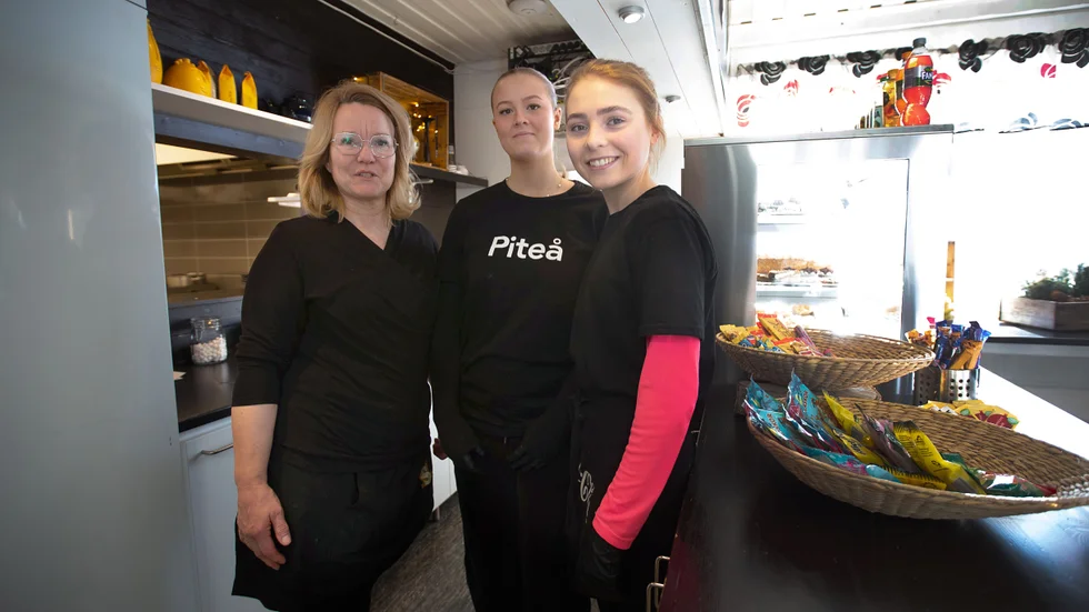 Annica Boström, kaféansvarig, Moa Boström och Ida Johansson, timanställda, tycker att det är bra tryck på besökstatistiken. "Även de som inte åker slalom kommer hit och fikar", säger Annica.