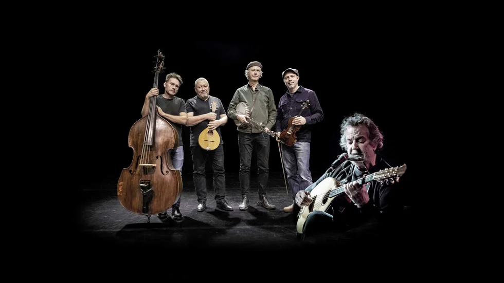 Irländska folkmusikspecialisterna i svenska Quilty firar 30 år som band tillsammans med Irlands legendar, mandolingurun Andy Irvine. Turnépremiär begicks på Eskilstuna teater.