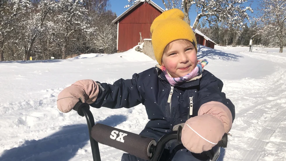 Julia Dahlqvist tycker det är kul att åka snowracer. Framförallt när hennes morfar Magnus drar henne fram och tillbaka över snön.