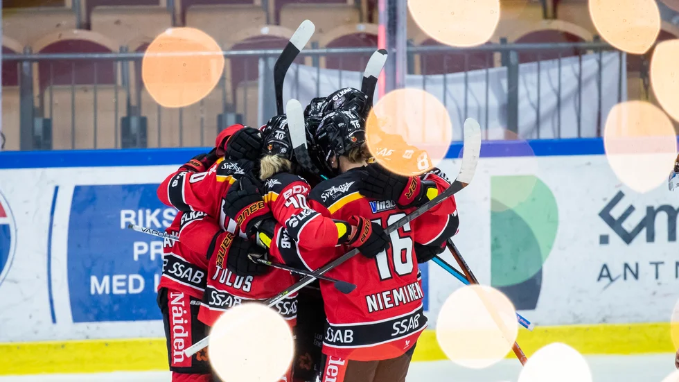 Luleåjubel efter ett av målen mot Modo.