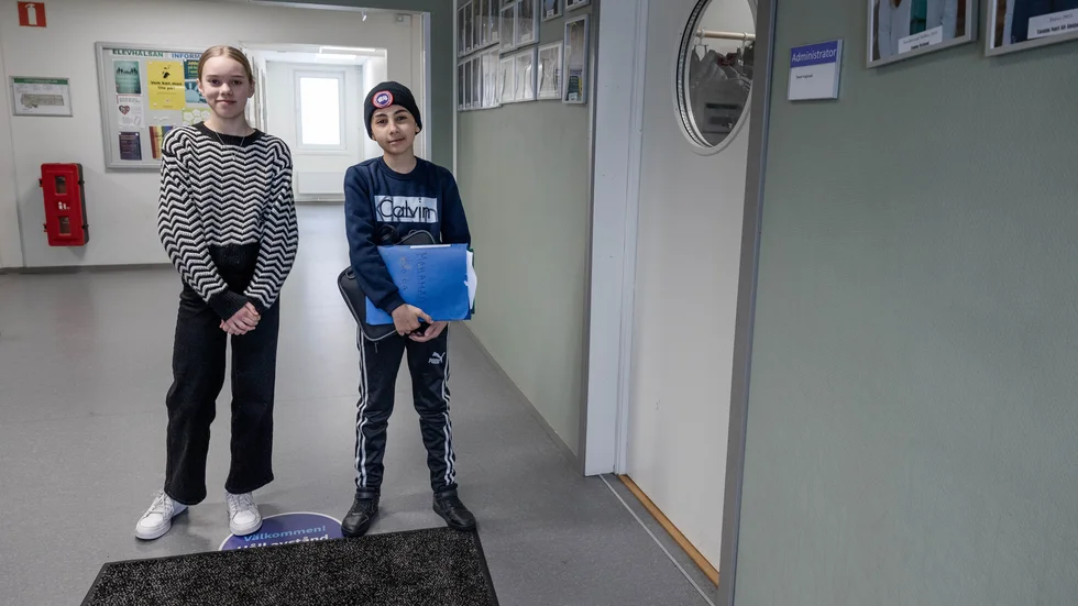 Disa Svensson och Tayem Alwani går båda i årskurs 6 på Gottsundaskolan och har fått prova verktyget Nyhetsvärderaren. Det var svårt att avgöra vad som var sant eller falskt, säger de.