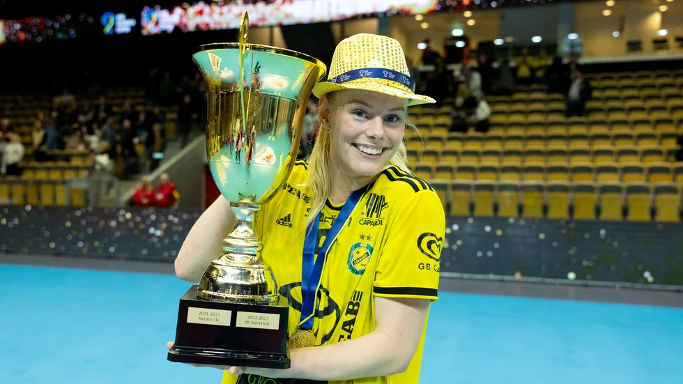 Sävehofs Nina Koppang jublar med pokalen efter final två i Svenska cupen i handboll. Två mål gjorde Vadstenatjejen när Sävehof vann mot Höör i Partille.