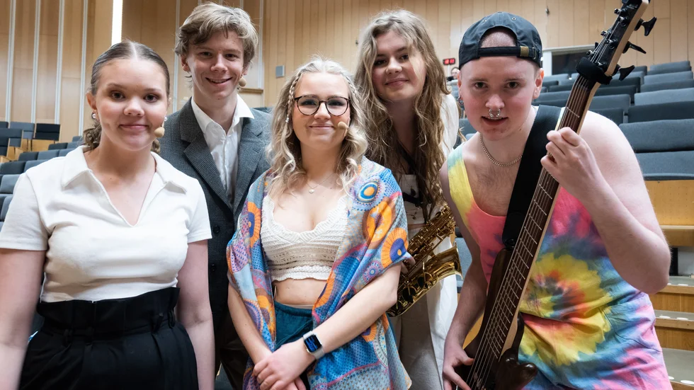Engla Rutström, Wilmer Heikkilä, Mirja Andersson, Tuva Nyström och Teo Eklund Sundgren är fem av esteteleverna som är med och sätter upp Hair i Boden.