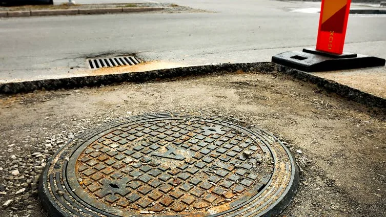 ett vårtecken. Många brunnslock på gatorna i Luleå  har skadats i vinter och nu har reparationsarbetet påbörjats.