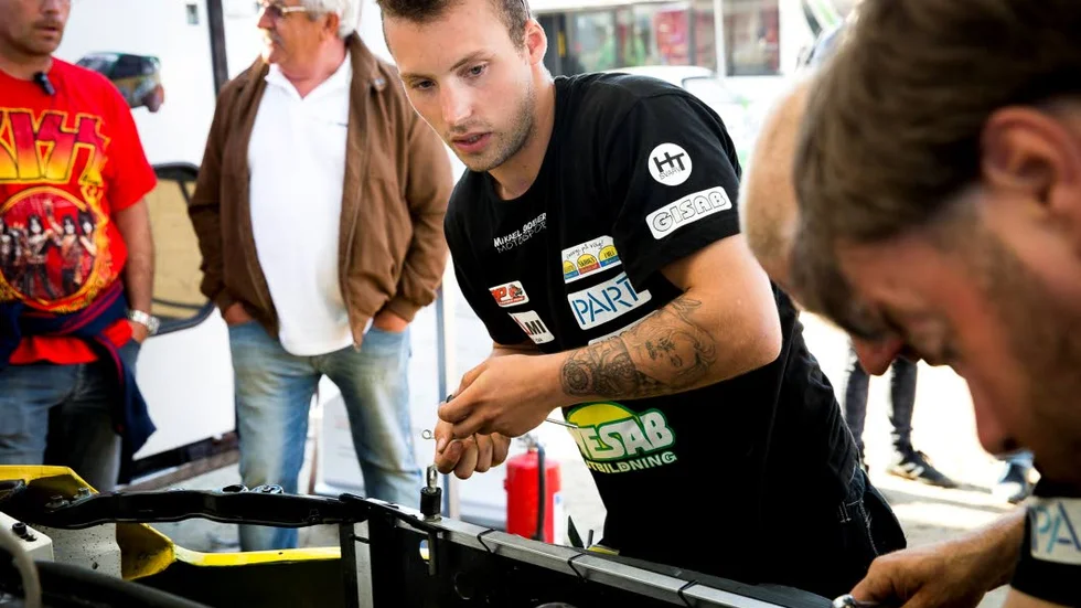 Garagerally. Mikael Sandbergs motor havererade i det andra kvalheatet.