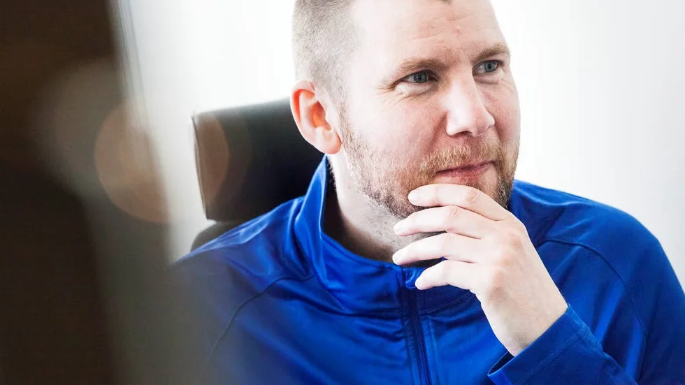 Värvar. Peter Öqvist har en ny spelare i sitt lag.