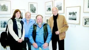 Vernissage. På plats vid nernissagen fanns Annika Nandorf från Västerviks Naturum, tillsammans med fotograf Claes Orre, Anders "Anders på Långö" Andersson och Leif Nilsson, Loftahammar Framåt AB.  Foto: Ingemar Petersson