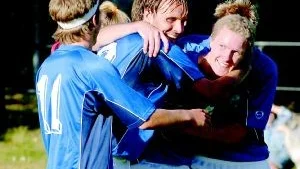 IFK-glädje. I allra sista spelminuten kvitterade Tobias Svensson  ( till höger) till 2-2 , och här gratuleras han av bl.a. Tony Jansson (i mitten) och Gustav Åström ( 11:an),