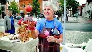 Vill bolla kunskaper vidare. Margareta Carlsson är smittande entusiastisk och brinner för hemslöjd. För att föra kunskaperna vidare planeras nu slöjdklubbar för barn. En tovad boll  är ett exempel på vad unga slöjdare kan göra. Foto: MATILDA AHL