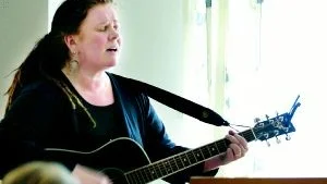Nytt liv. "Finns det någon som förstår en sådan människa som jag?" sjöng Carina Nyberg i går i Västervik. Hon har själv levt djupt nere i drogmissbruket, men nu lyckats ta sig ur det. FOTO: ANDERS STEINER