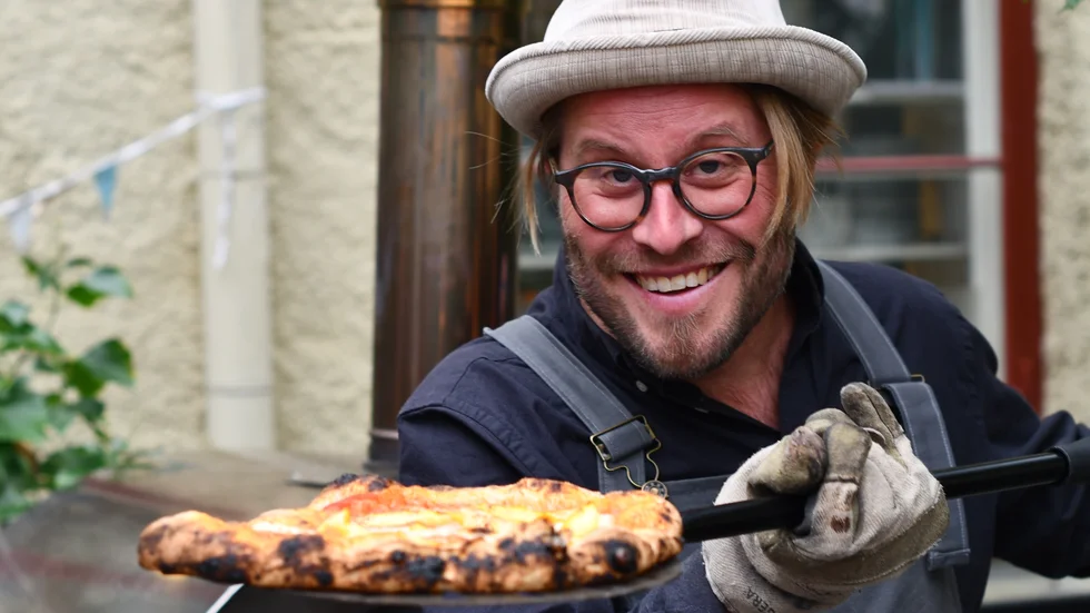 Jonas Eveborn stod för pizzagräddandet. "Det känns fantastiskt att få samarbeta med bagarna här. Vi har pratat i flera år om att ha pizza på Babettes, och nu händer det", säger Jonas, som är gift med Christina Eveborn som är en av kaféets ägare.
