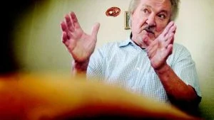 Arg på butikernas kötthantering. "Det är falsk marknadsföring att sälja karré som spjäll" tycker Fred Johnsen, kock med lång erfarenhet i restaurangbranschen.Foto: Anders Liljegren