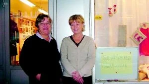 Nya hyresgäster på Kvarngatan. Monika Karlsson, till vänster) och Kristina Sommevåg, verksamhetsansvarig på Studieförbundet Vuxenskolan, är nöjda med att nu fått en central ändamålsenlig lokal till studieverksamheten.Foto: MARGARETA LJUNGBLAD