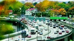 Köer. Så här såg det ut på Essingeleden några dagar efter att pontonkranen Lodbrok rammat bron vid Lilla Essingen. På en så hårt belastad väg uppstår köer mycket snabbt.                                                                                                                                                                                                   Foto: Pressens Bild/Arkiv