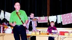 Full fart på budgivningen. Lennart Tildemyr höll i klubban och såg till att inget slumpades bort. Sara Nilsson och Tim Tildemyr plockade fram och levererade det som ropades in.