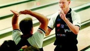 Vilken glädje. Mikael Liljeqvist , till höger, har slagit strajk, och Kalle Berggren, till vänster, gratulerar.