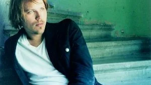 Krävande uppföljning. Den svenske singer-songwritern Christian Kjellvander tror att hans nya platta "Faya" kräver fler lyssningar jämfört med solodebuten "Songs from a two-room chapel". Foto: V2