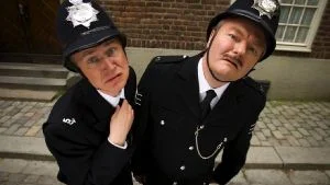 Tillsammans. Robert Gustafsson och Peter Dalle spelar poliser i "Lögn i helvetet". Föreställningen har premiär på Vasateatern i Stockholm i januari.Foto:  Mats Bäcker