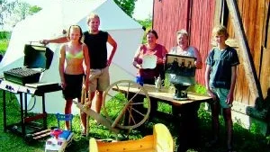 Fynd att göra. Massor av prylar väntar på nya ägare när OIF ordnar auktion. Elin Karlsson, Hans Johansson, Lena Thuresson, Elly Thuresson och Markus