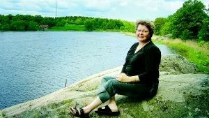 Nöjd med tillvaron. Nu njuter Sonja Fransson av livet. Det är helgdag,  solen skiner i försommargrönskan och Sonja är ledig från sitt jobb i det egna företaget Allservice. Foto: MARGARETA LJUNGBLAD