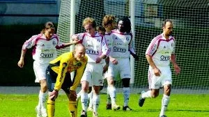 Första målet. Assyriska har gjort 1-0. VFF:s Ola Gustavsson deppar, gästerna jublar.Foto: Anders Steiner