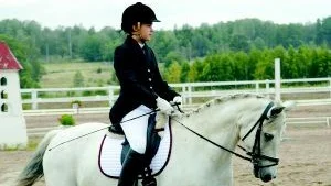 Tillbaka efter skada. Melanie Ascough och C-ponnystoet Sandy Wind i uppvärmningspaddocken. Sandy Wind har varit skadad och Melanie trodde inte på några framskjutna placeringar denna helg. Foto: Ilkka Ranta