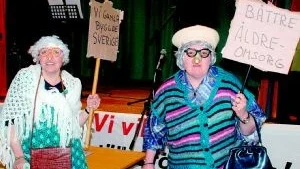 Underhållning. För sången, musiken och den övriga underhållningen svarade dessa två "kärringar", som kom inrusande i Bruksgården då de ansåg att de missat demonstrationståget. Bakom maskerna fanns Madelene Ottosson och Anita Holm-Blomquist. Foto: Ingemar Petersson