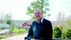 Favoritplatsen. På balkongen, med utsikt över sitt älskade Hummelstad, tillbringar Louis Landqvist gärna några timmar varje dag under den varma årstiden.