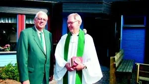 Nöjda. Arkitekt Lennart Arfwidsson och kyrkoherde emeritus Åke Skiöld utanför S:t Andreas kapell i Västervik. De hade stor del i att kapellet för 30 år sedan byggdes i de norra stadsdelarna av Västervik.