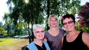 Vårdtrio. Anhörigkonsulent Asta Johansson, arbetsterapeut Ulrika Sundell och sjukgymnast Margareta Jacobsson står bakom och kommer att finnas på plats vid utbildningsdagarna för anhörigvårdare. Foto: ANDERS LILJEGREN